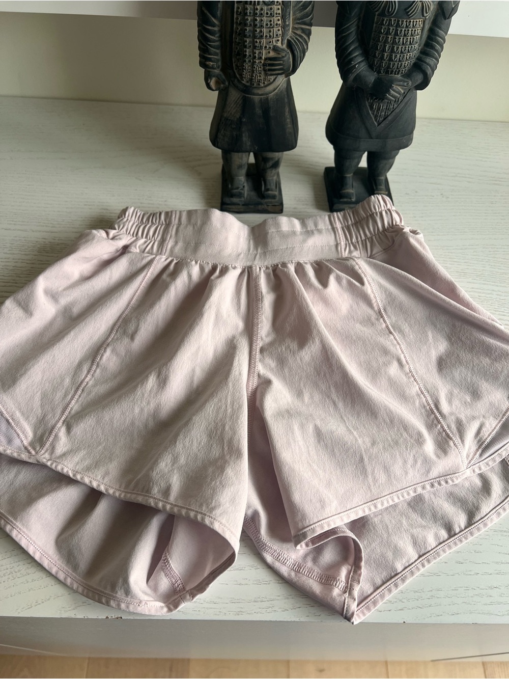 Lululemon Hottie 2.5 Women’s Light Pink Active Shorts